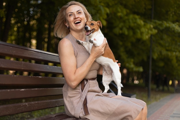 Femme de coup moyen avec un chien mignon