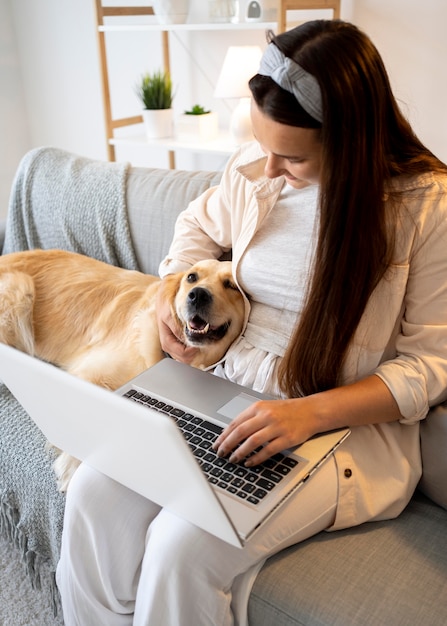 Femme de coup moyen et chien mignon