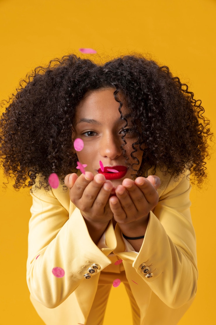 Photo gratuit femme de coup moyen avec des confettis