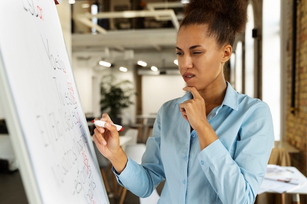 Photo gratuite femme à coup moyen corrigeant des erreurs de grammaire