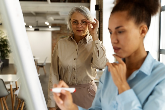 Photo gratuite femme à coup moyen corrigeant des erreurs de grammaire