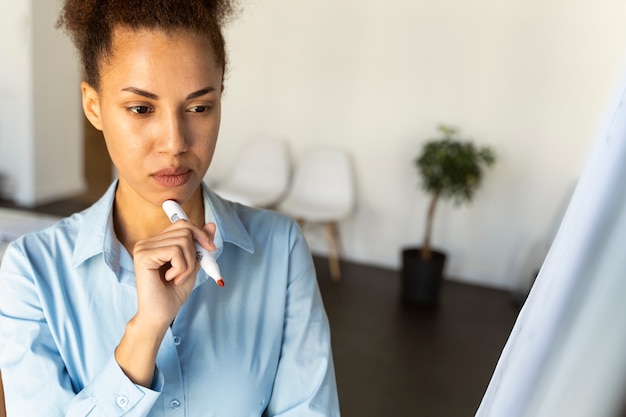Femme à coup moyen corrigeant des erreurs de grammaire