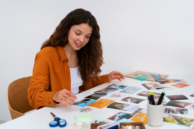 Femme à coup moyen créant un tableau de vision inspirant