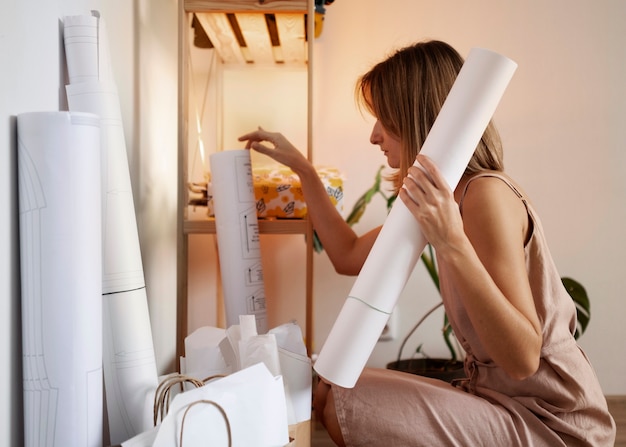 Femme à coup moyen créant un tableau de vision