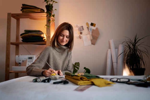 Femme à coup moyen créant un tableau de vision