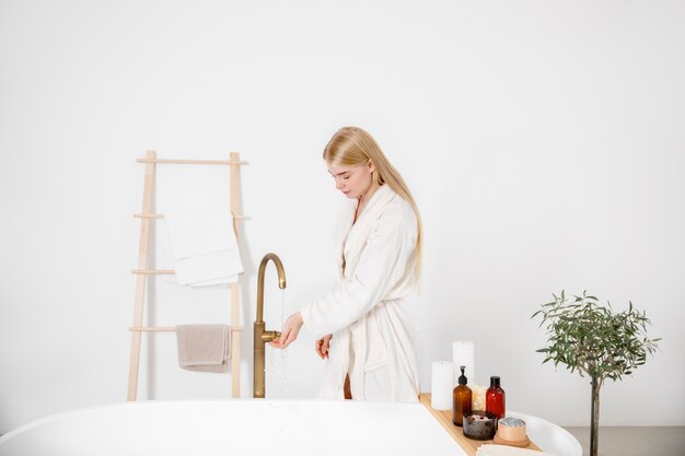 Femme de coup moyen dans la salle de bain