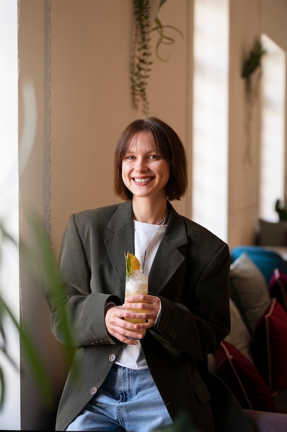 Photo gratuite femme à coup moyen avec un délicieux cocktail