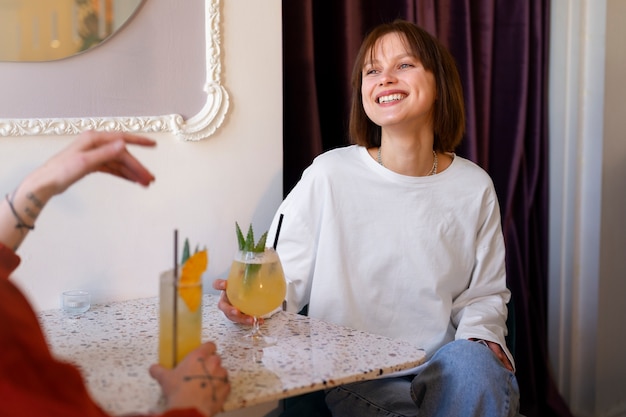 Photo gratuite femme à coup moyen avec un délicieux cocktail