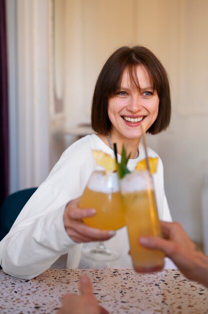 Photo gratuite femme à coup moyen avec un délicieux cocktail