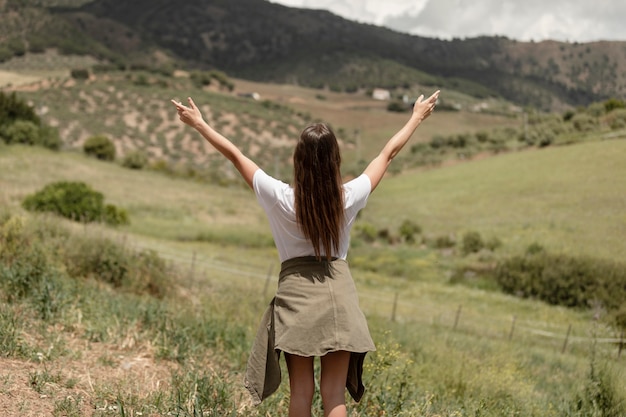 Photo gratuite femme coup moyen exprimant la liberté