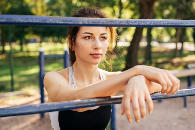 Femme coup moyen à l'extérieur