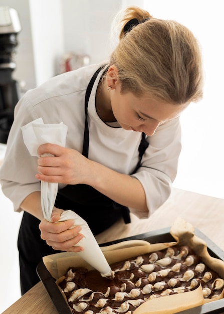 Femme coup moyen faisant le dessert