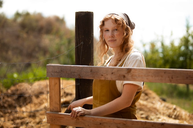 Femme de coup moyen à la ferme