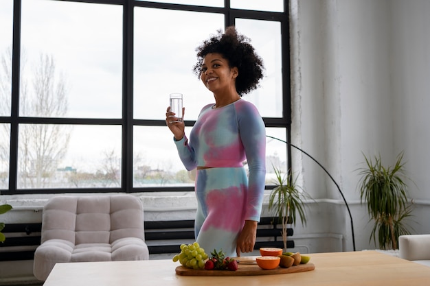 Femme à coup moyen avec des fruits frais