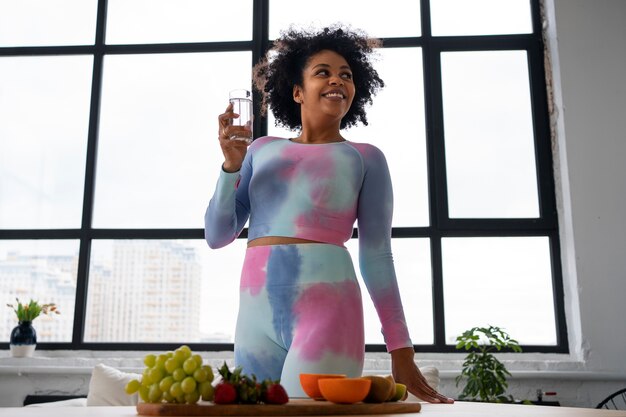 Femme à coup moyen avec des fruits frais