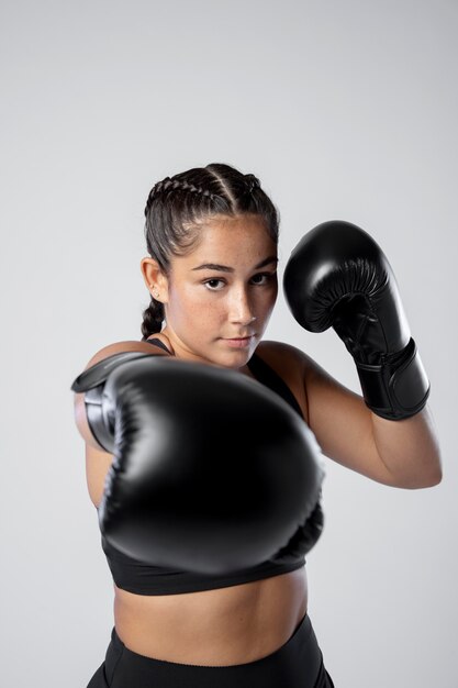 Femme de coup moyen avec des gants