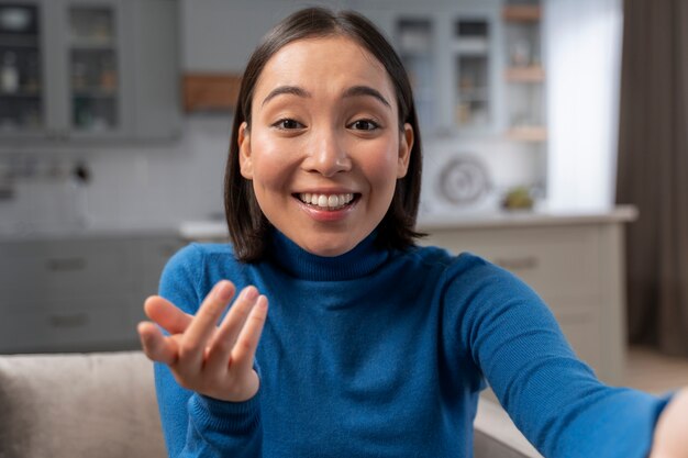 Femme à coup moyen avec un grand sourire