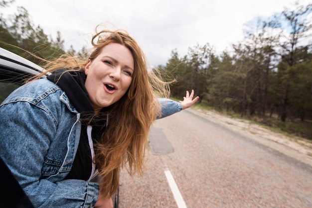 Femme coup moyen à l'intérieur de la voiture