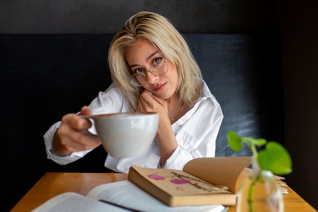 Femme à coup moyen avec journal et livre