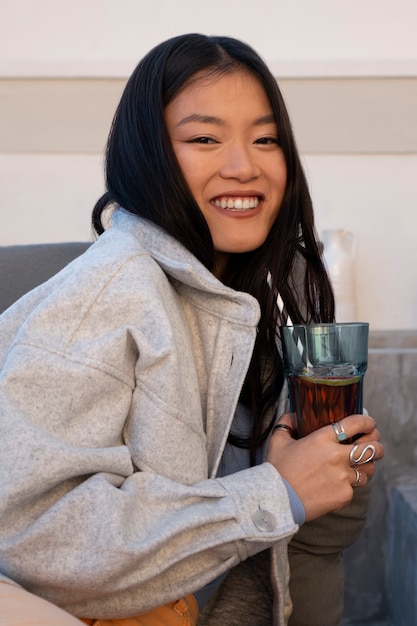 Femme à coup moyen avec un kombucha savoureux