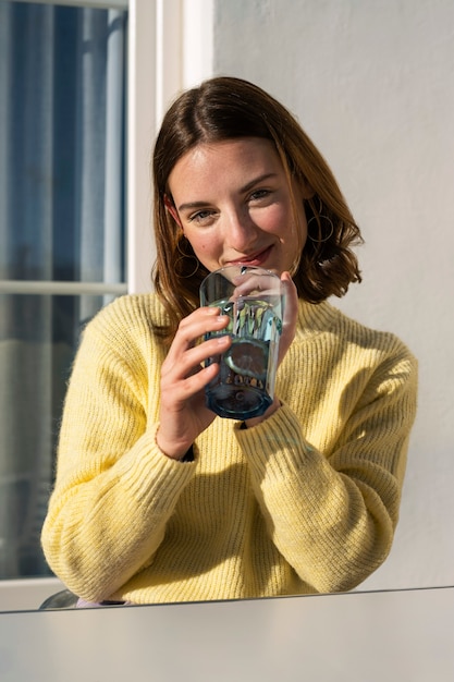 Photo gratuite femme à coup moyen avec un kombucha savoureux