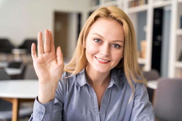 Femme coup moyen avec la main