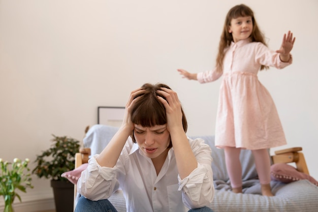 Femme de coup moyen avec mal de tête