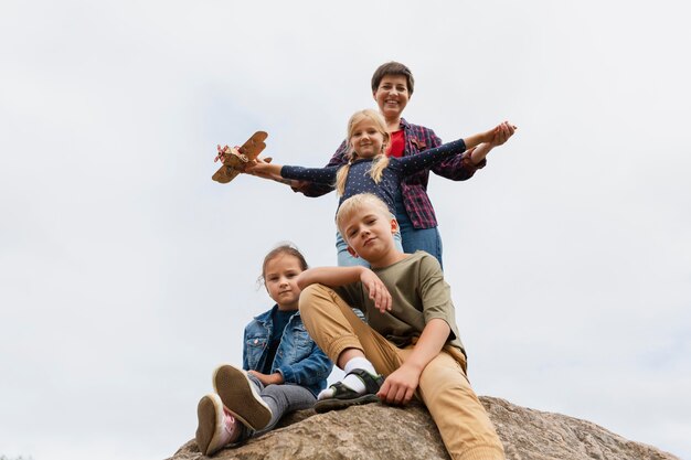 Femme de coup moyen passant du temps avec des enfants