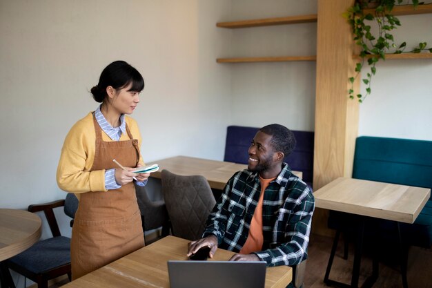 Femme de coup moyen prenant la commande