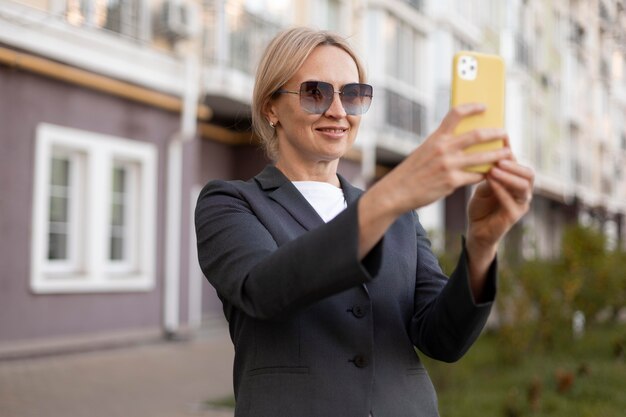 Femme de coup moyen prenant des photos