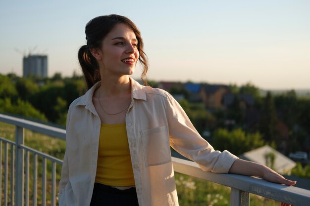 Femme de coup moyen profitant de la nature