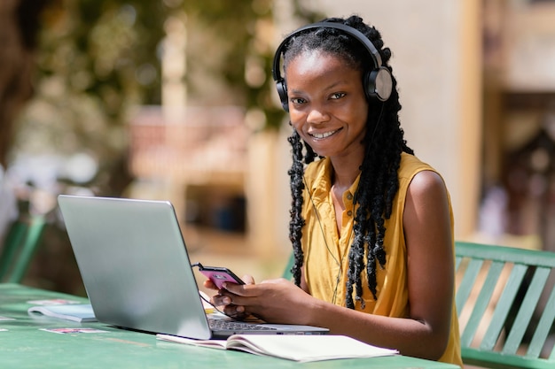 Femme Coup Moyen Avec Smartphone