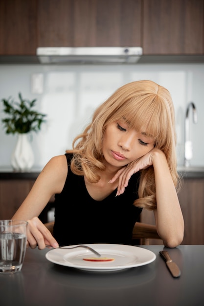 Femme de coup moyen souffrant de troubles de l'alimentation