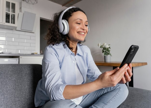 Femme coup moyen avec téléphone