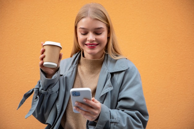 Femme de coup moyen avec téléphone