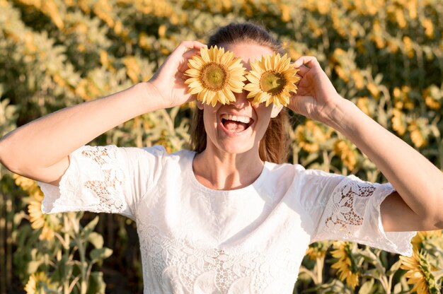 Femme coup moyen avec tournesols