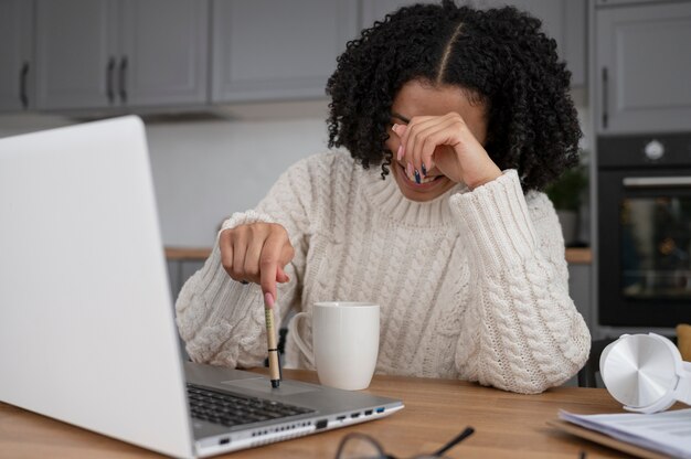 Femme de coup moyen travaillant à domicile