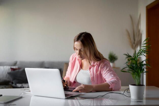 Femme de coup moyen travaillant