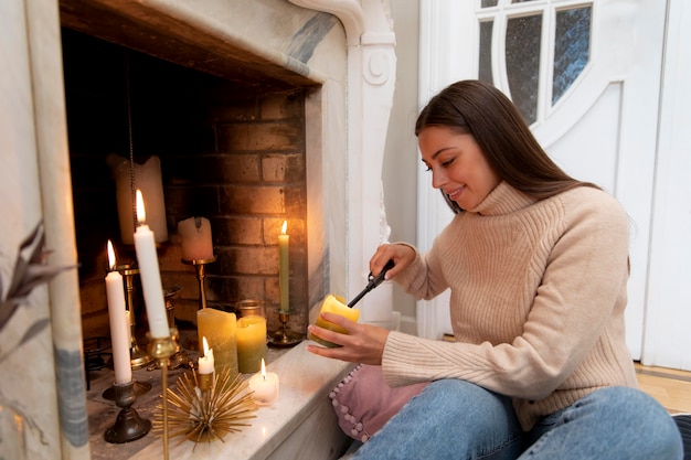 Femme de coup moyen utilisant un briquet