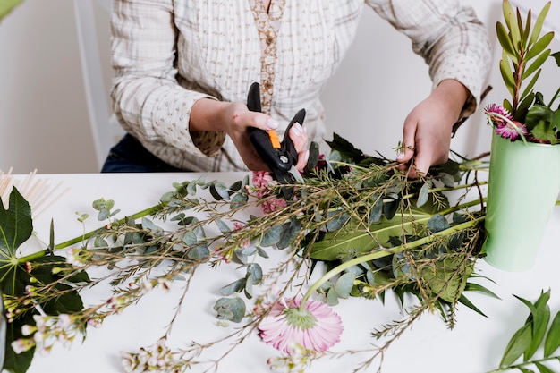 Photo gratuite femme coupant des branches pour le tas