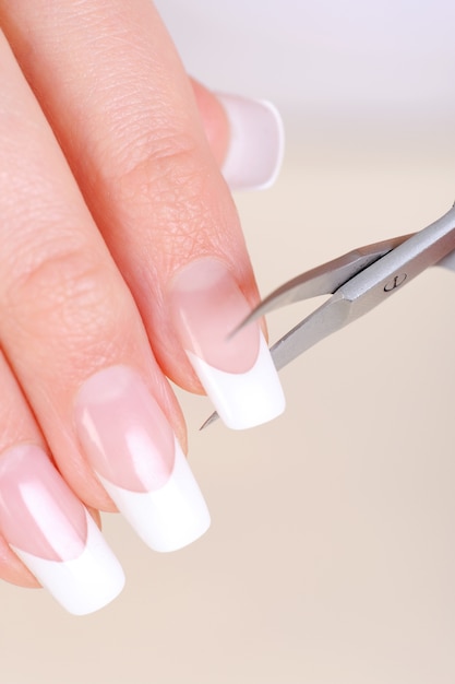 Photo gratuite femme coupant de longs ongles sur les mains