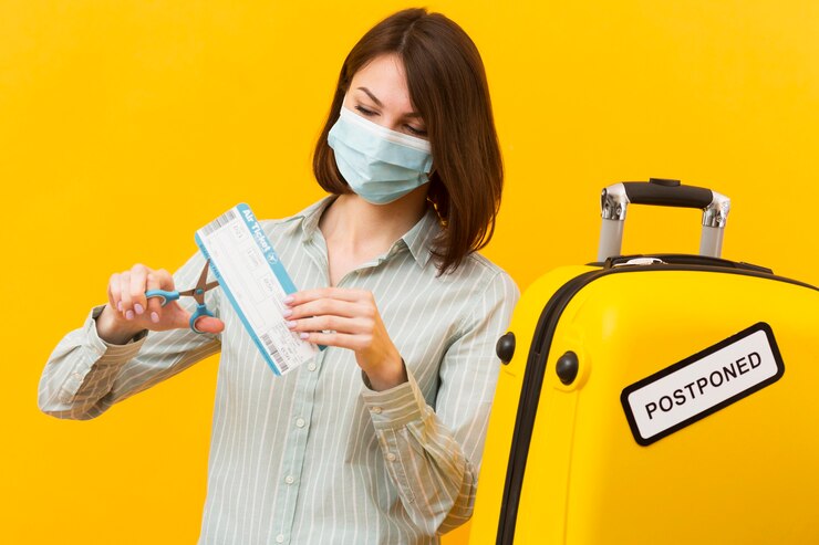 Photo gratuit femme coupant son billet d'avion