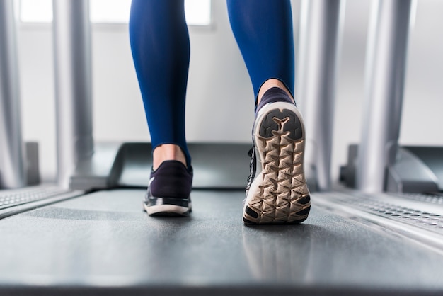 Femme, courant, gymnase