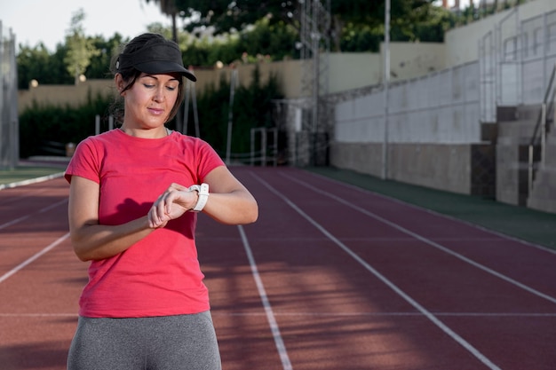 Femme de coureur contrôle mobile