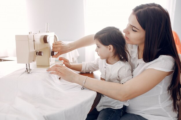 Femme cousant sur une machine à coudre