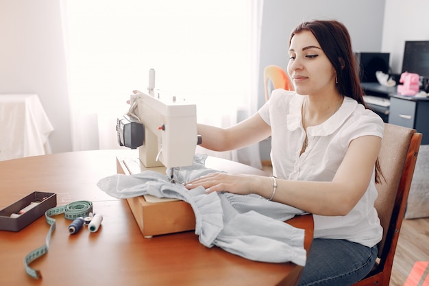 Femme cousant sur une machine à coudre