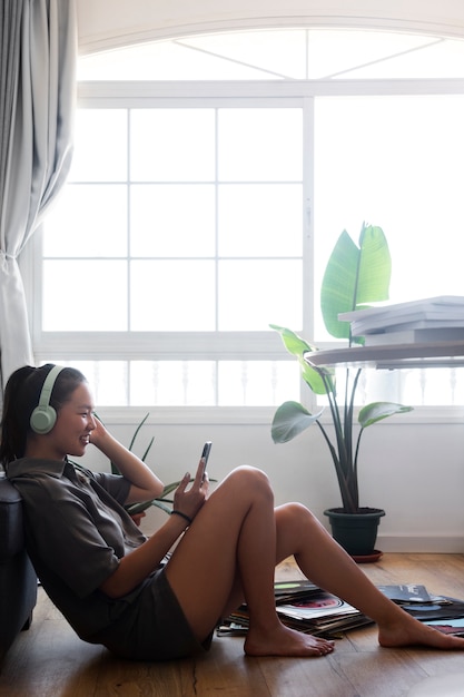 Femme, Écoute, musique, maison