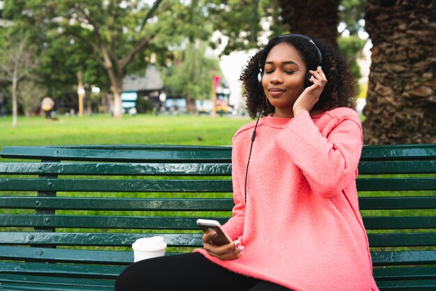 Femme, Écoute, musique, téléphone