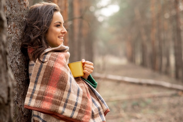 Femme, couverture, thé, tasse