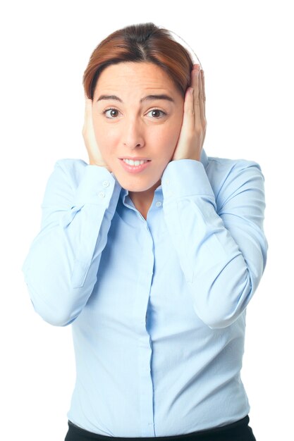 Femme couvrant ses oreilles avec ses mains